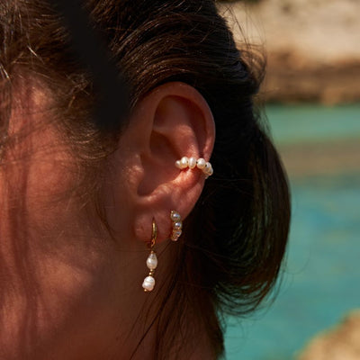 Boucles d'oreilles Bead Pearl Huggie plaquées or 14 carats