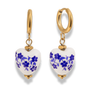 Blue Ceramic Heart Huggie Ohrringe 14K Vergoldet