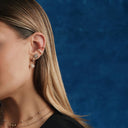 Crystal Lucky Flower Huggie Ohrringe 14K vergoldet