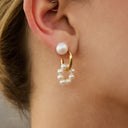 Karma Pearl Huggie Hoop Ohrringe 14K Vergoldet