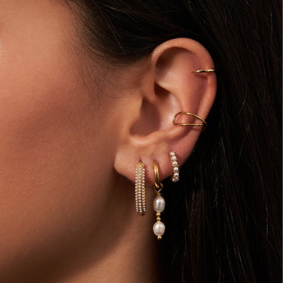 Boucles d'oreilles Huggie en perles d'amande plaquées or 14 carats